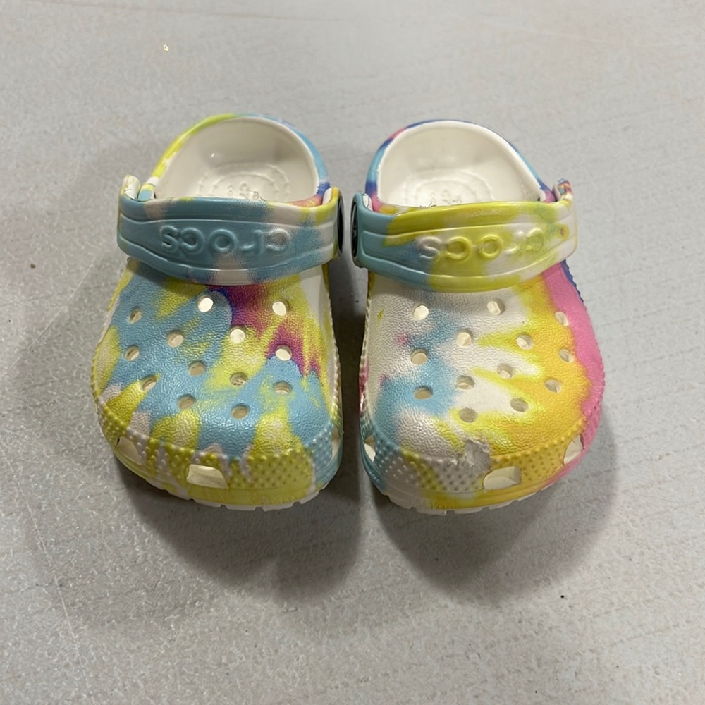 Crocs toddler size C4. Tie dye